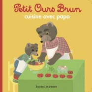 Petit ours brun cuisine avec papa