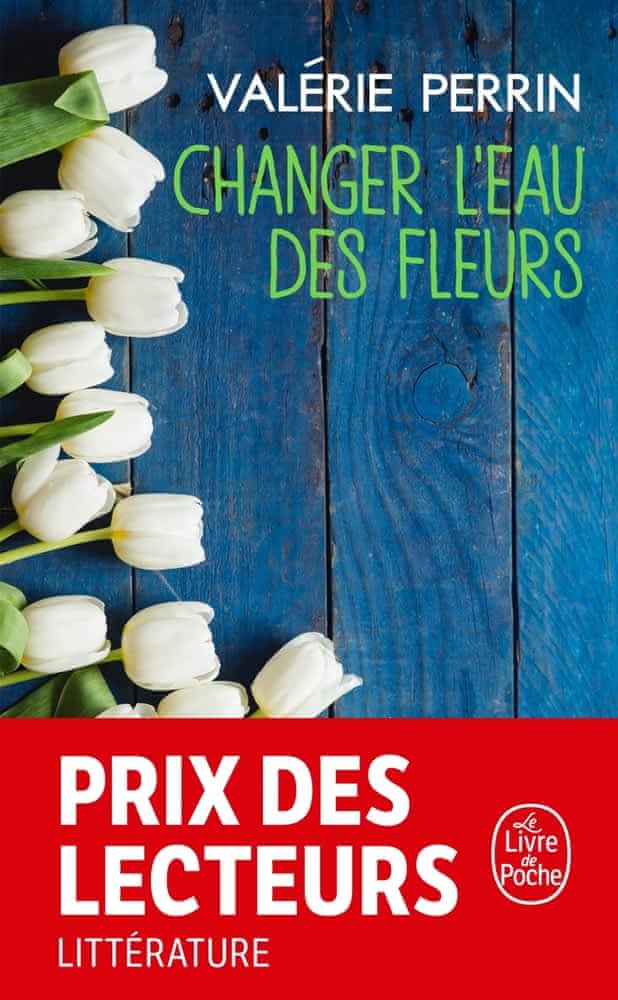 Changer l’eau des fleurs